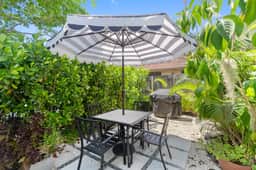 Studio w Peacocks Managed by BNR Vacation Rentals