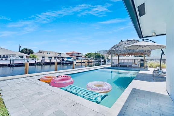 Walk to the Beach! Managed by BNR Vacation Rentals