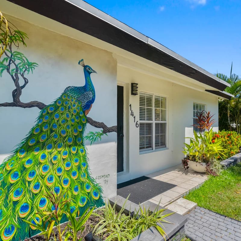 3 bedrooms & Peacocks! BNR Vacation Rentals